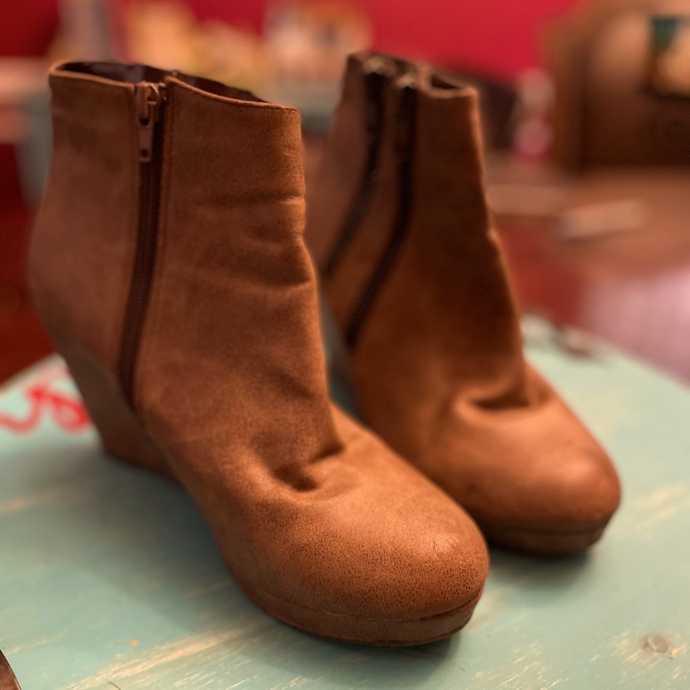 Women’s size 7 Brown Leather Zip Up Ankle Boots